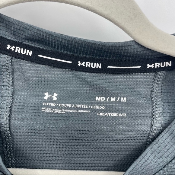 Men's Under Armor Medium Fitted Heat Gear Gray Short Sleeve Run Running Shirt - Picture 2 of 5